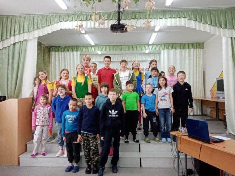 Учащиеся школы в тетарльным коллективом "Ветер перемен".